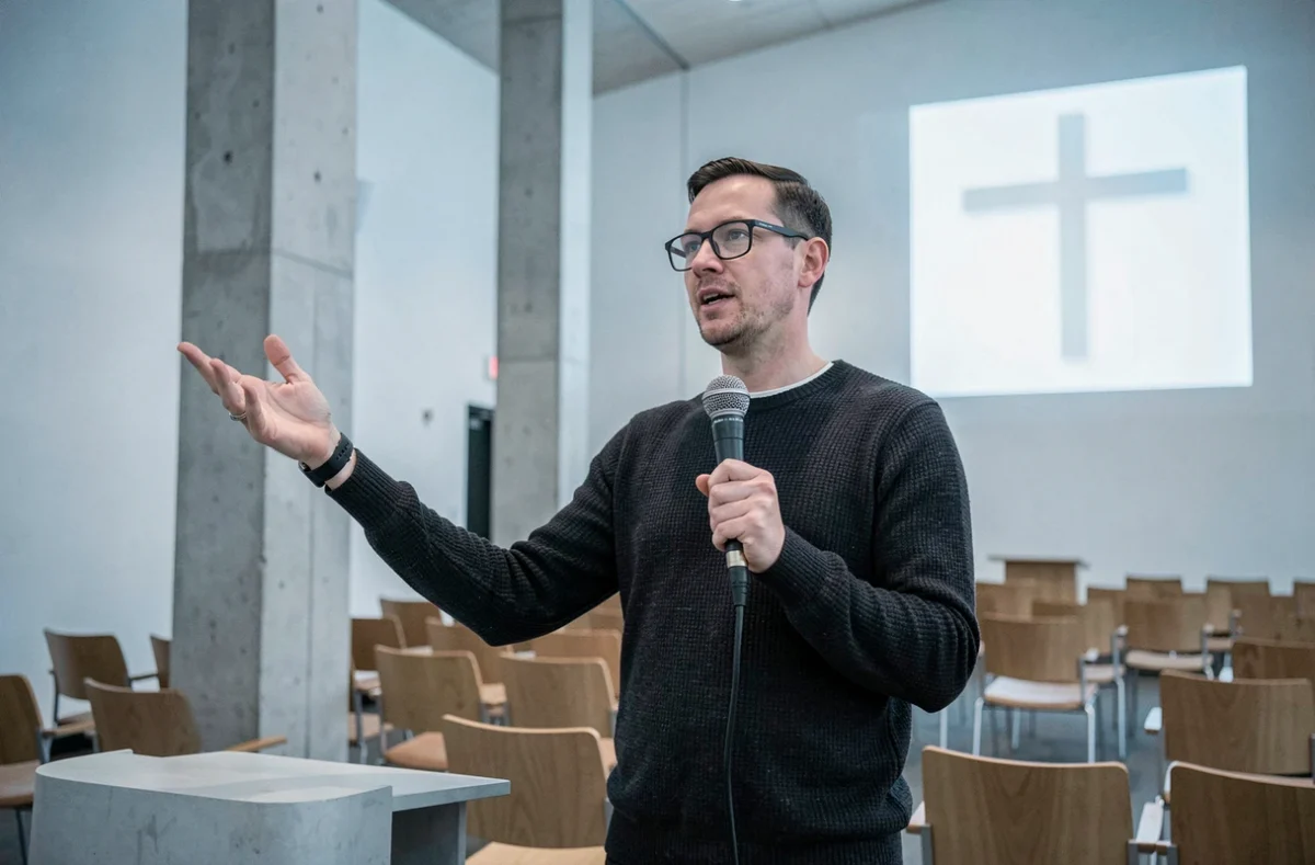 Pasteur évangélique moderne prenant la parole dans une église contemporaine, actualités et révélations chrétiennes